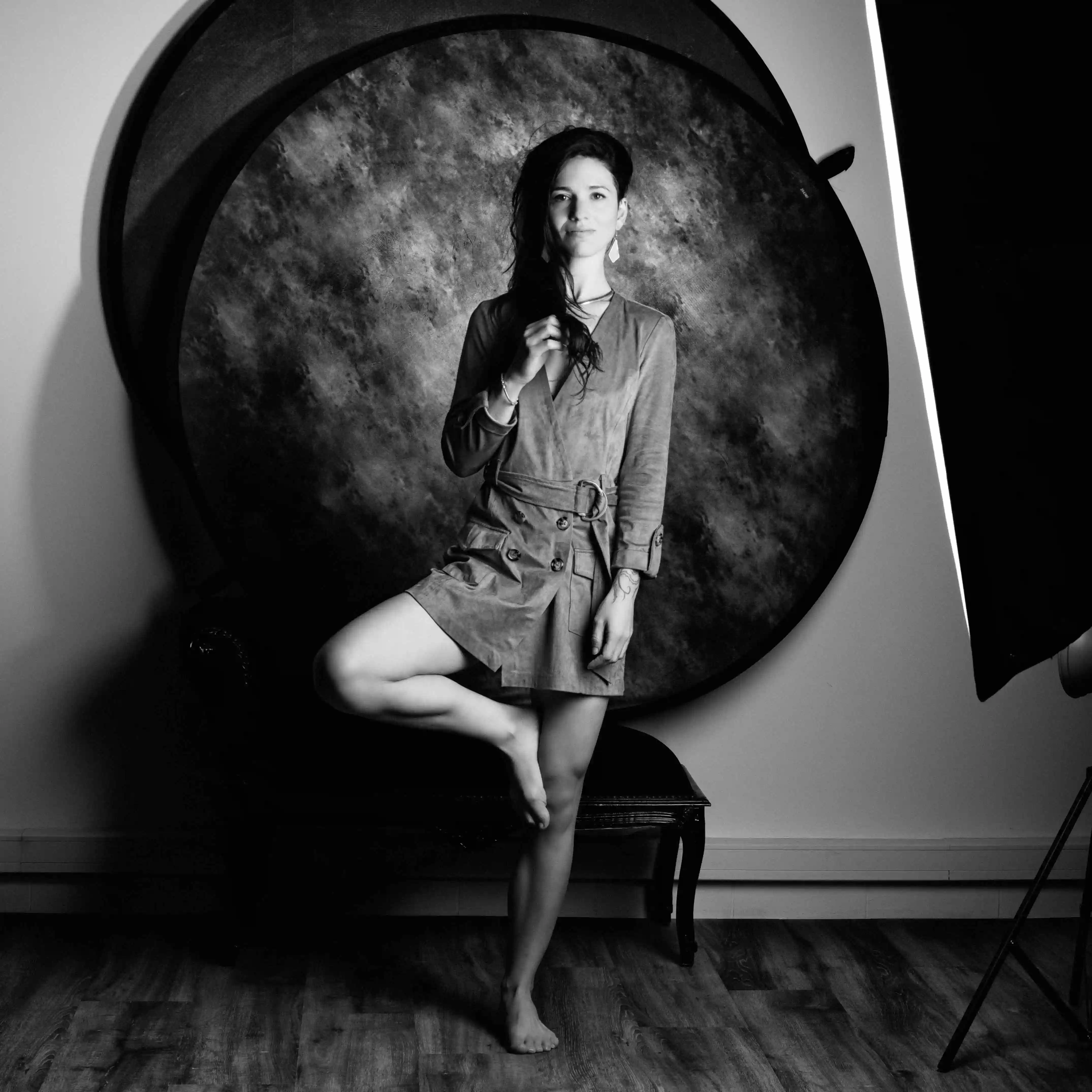 Vidéaste Brune Charvin plein pied, noir et blanc, coulisses shooting